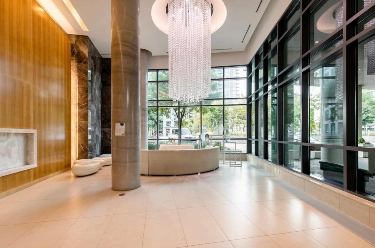 Downtown Toronto+Free Parking+Cn Tower View Apartment Exterior photo